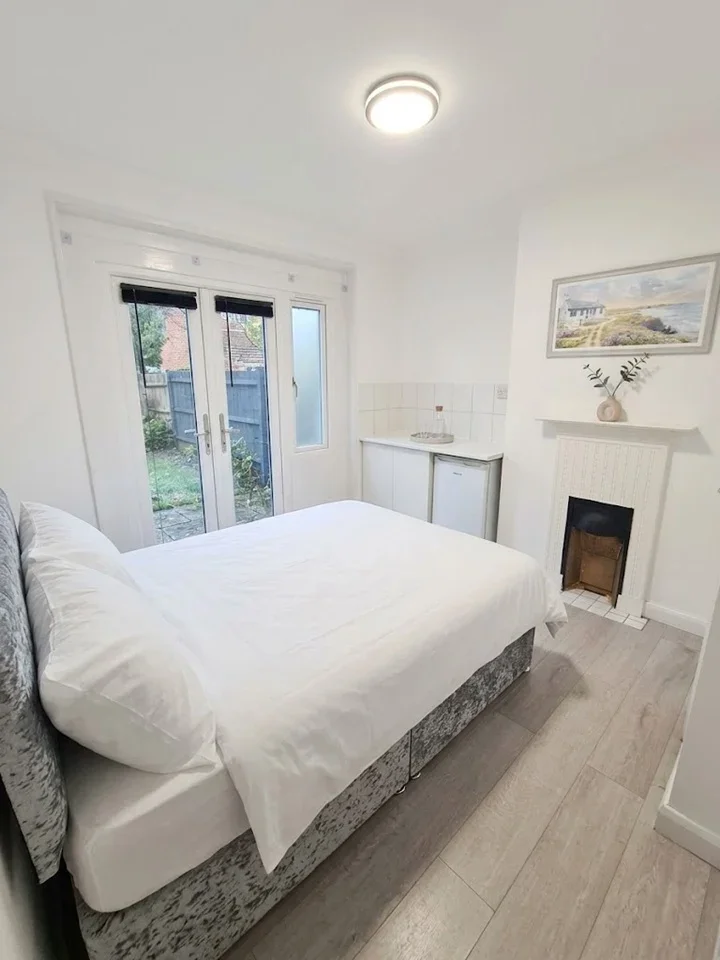 Room Haydon Drive in Greater London