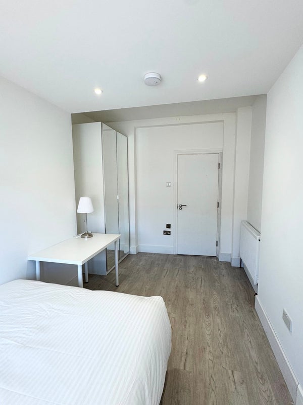 Room Clifton Avenue in Greater London