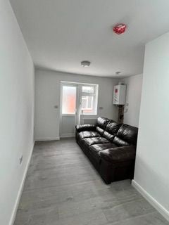 Flat Tachbrook Road in Greater London