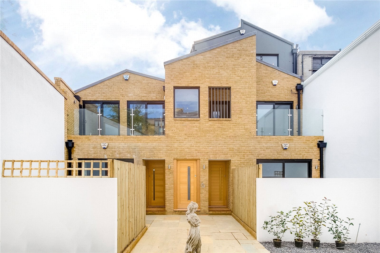 Flat Gayford Road in Greater London