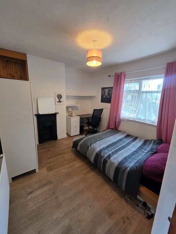 Room King Alfred Avenue in Greater London