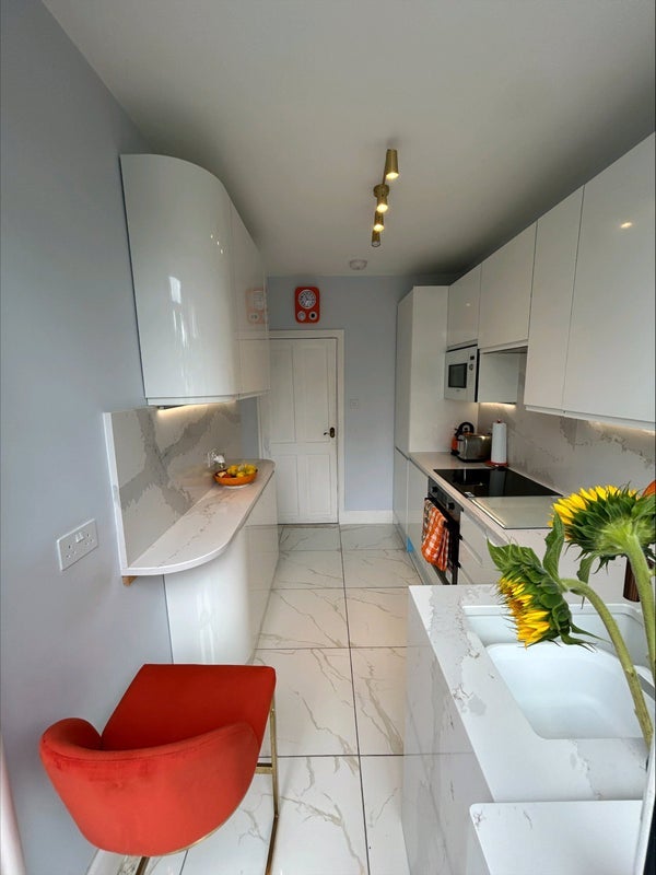 Room King Alfred Avenue in Greater London