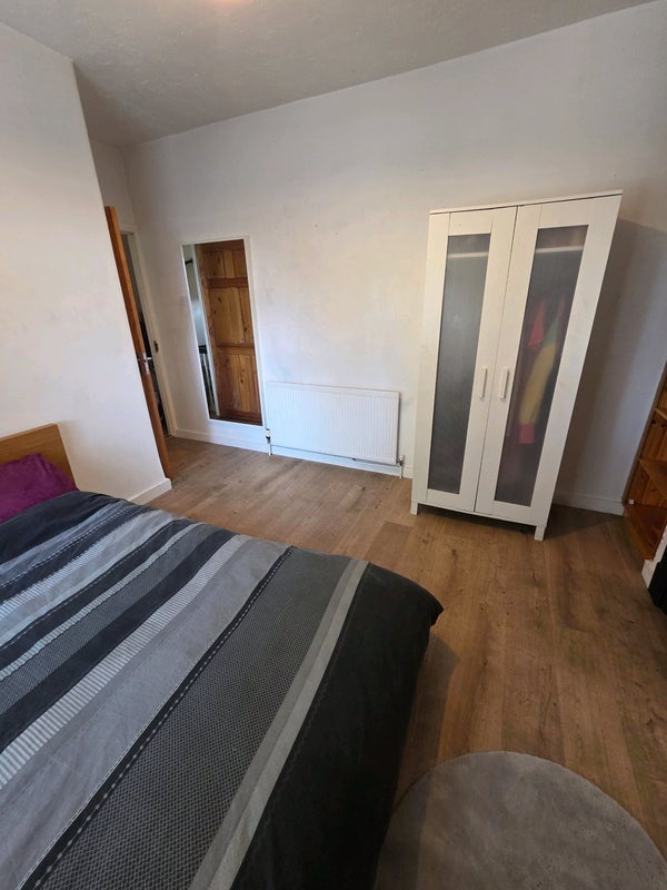 Room King Alfred Avenue in Greater London