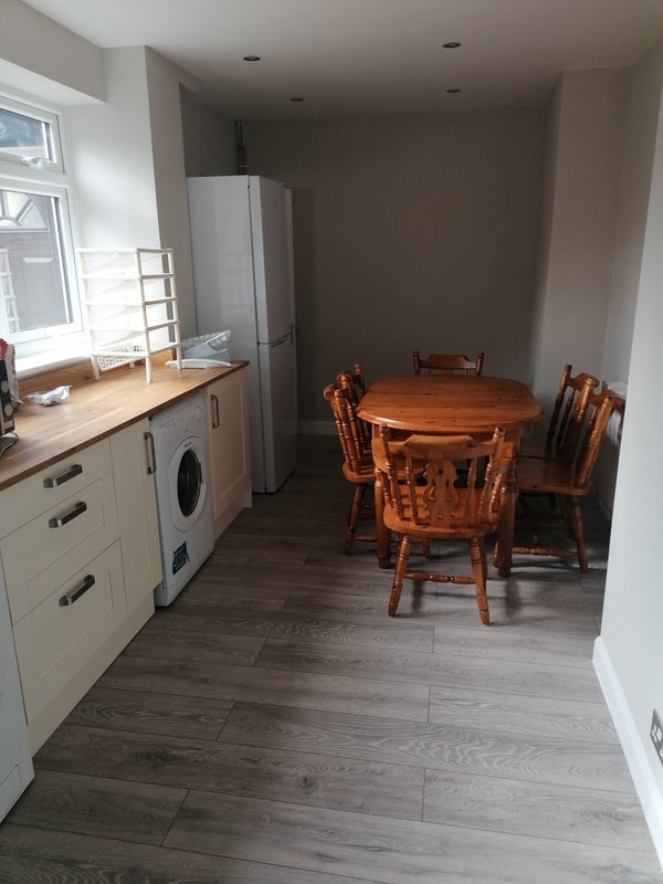 Room Greenbrow Road in Manchester