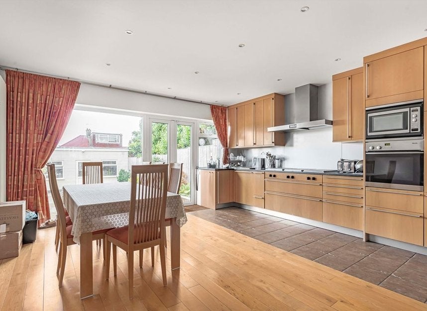 House Highland Avenue in Greater London