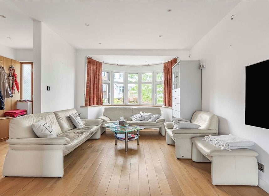 House Highland Avenue in Greater London