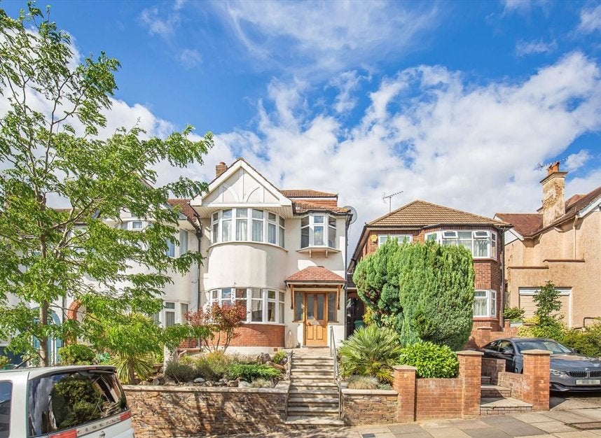 House Highland Avenue in Greater London