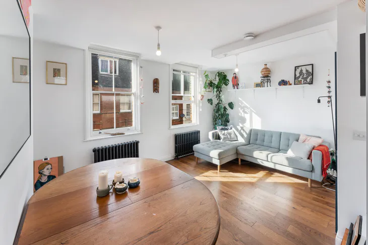 Flat Settles Street in Greater London