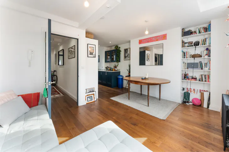 Flat Settles Street in Greater London