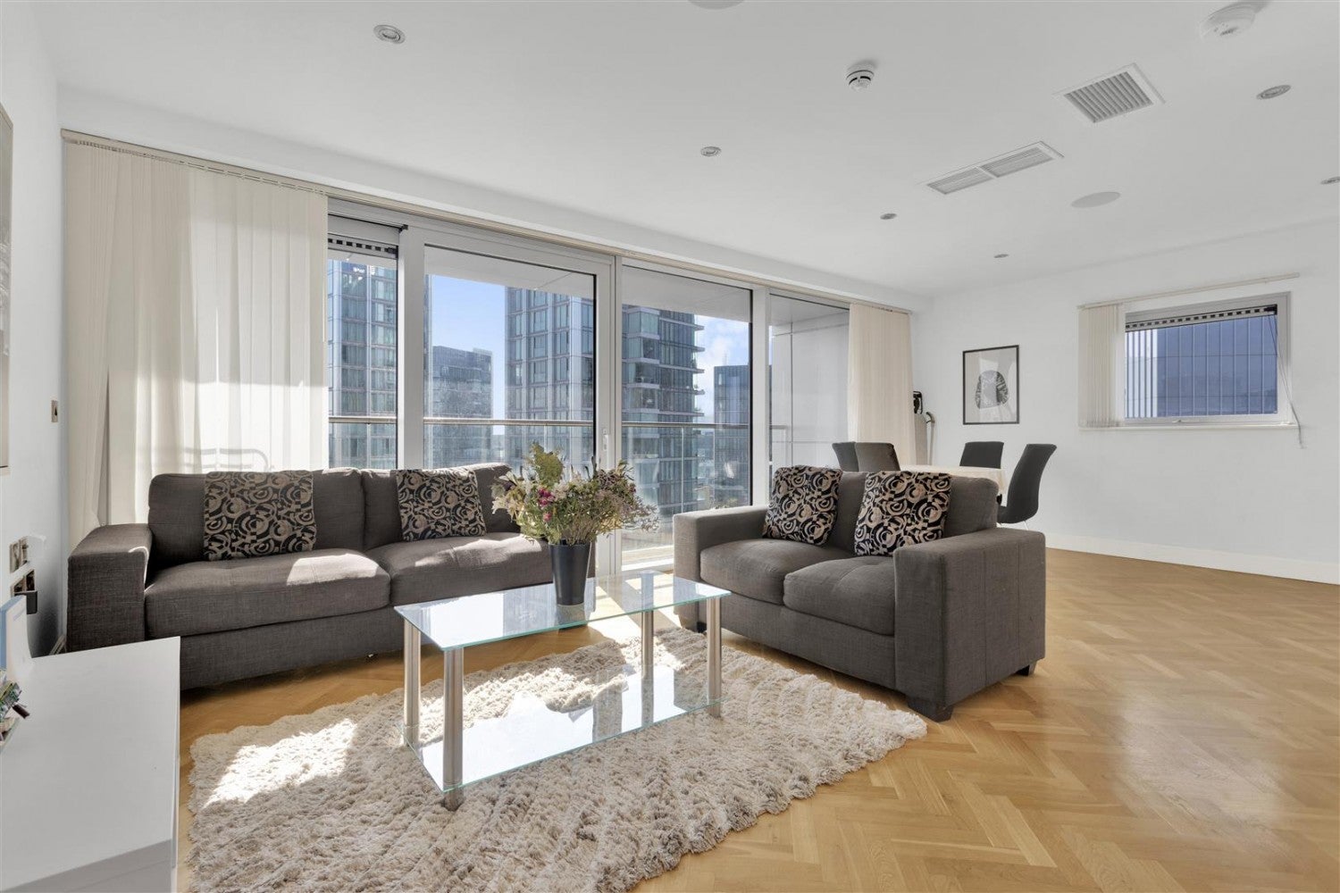 Flat Commercial Road in Greater London
