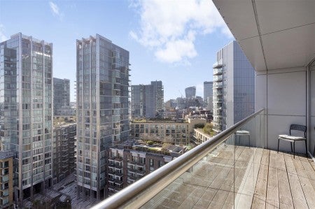 Flat Commercial Road in Greater London