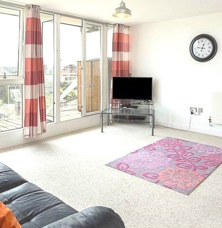 Flat Rayleigh Road in Greater London