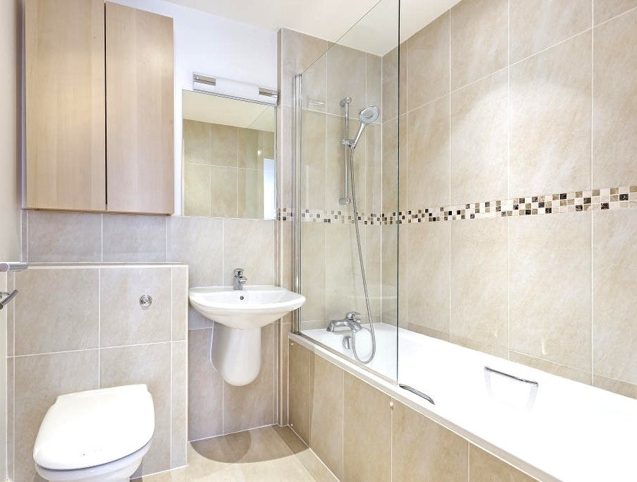 Flat Rayleigh Road in Greater London