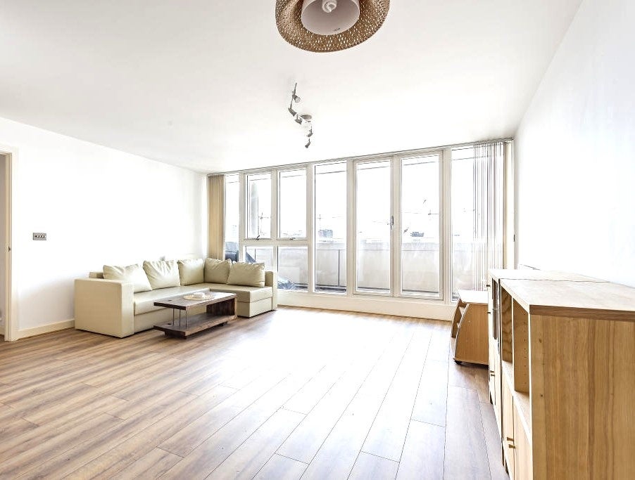 Flat Rayleigh Road in Greater London