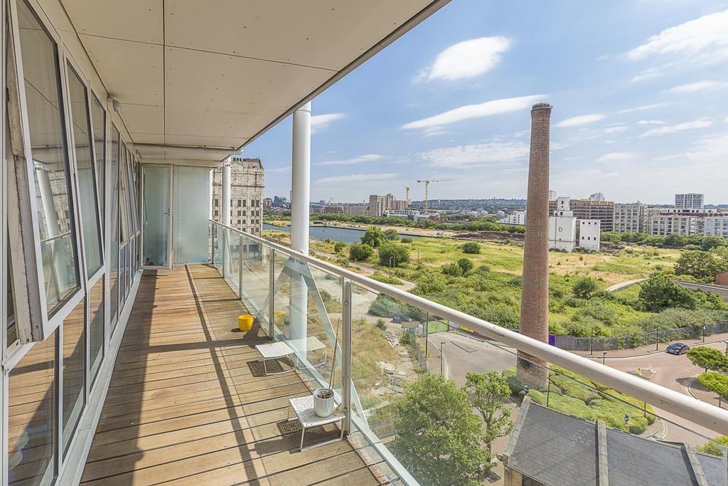 Flat Rayleigh Road in Greater London