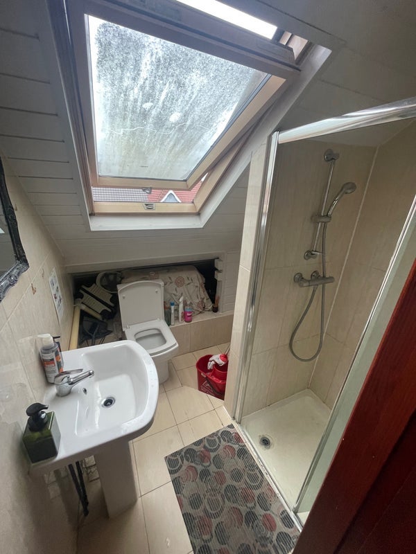 Room Holcombe Road in Greater London