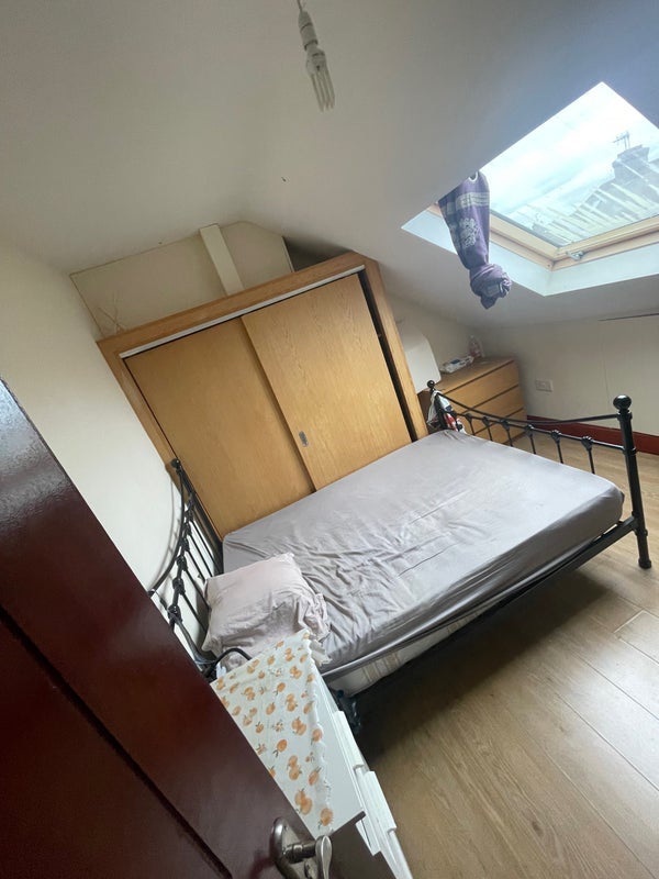 Room Holcombe Road in Greater London