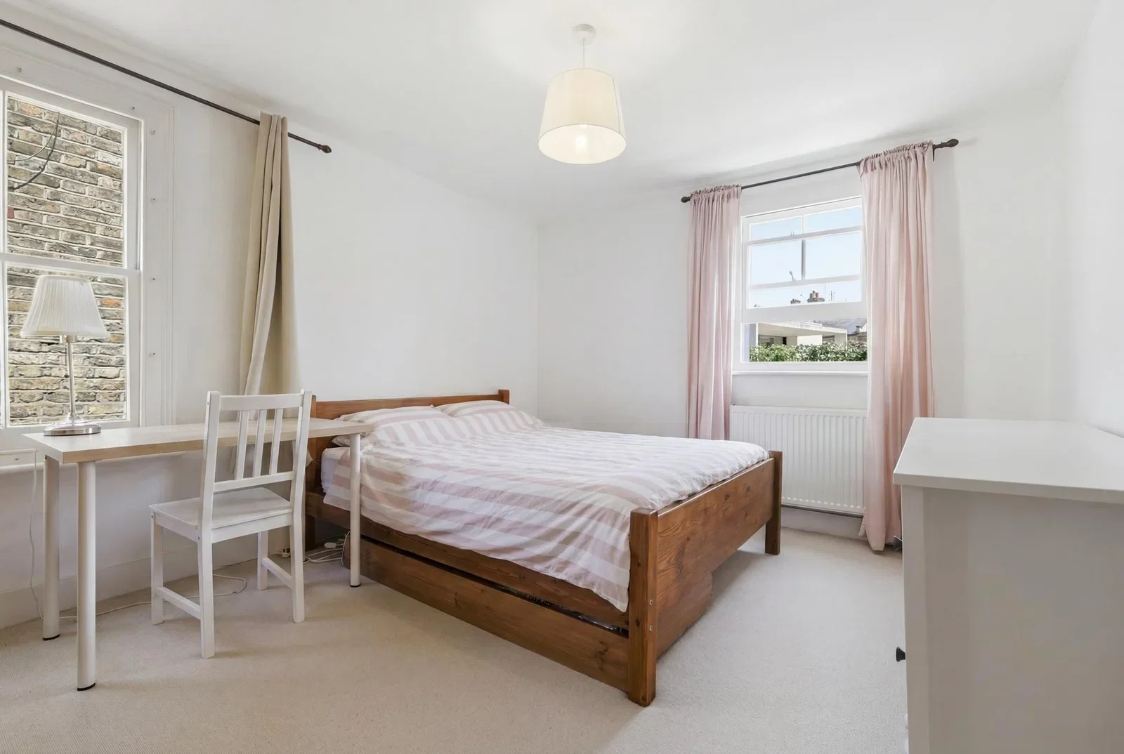 Flat Heyford Avenue in Greater London