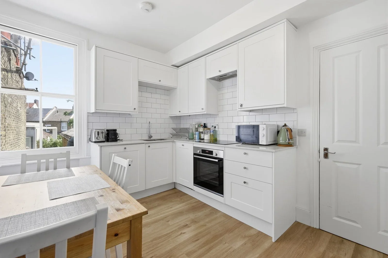 Flat Heyford Avenue in Greater London