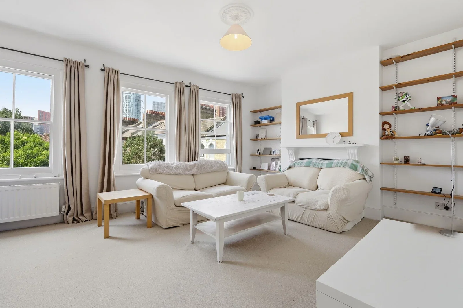 Flat Heyford Avenue in Greater London
