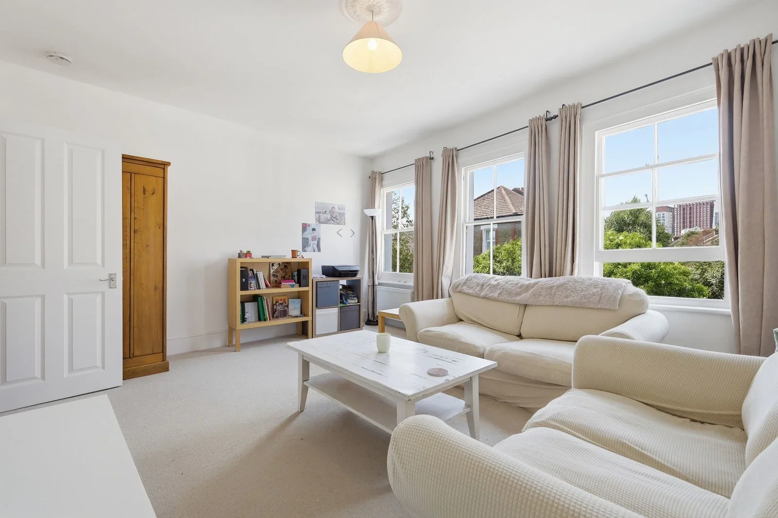 Flat Heyford Avenue in Greater London