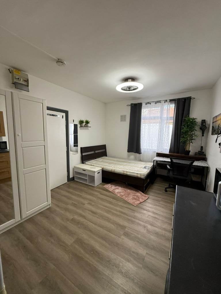 Room Elmsworth Avenue in Greater London