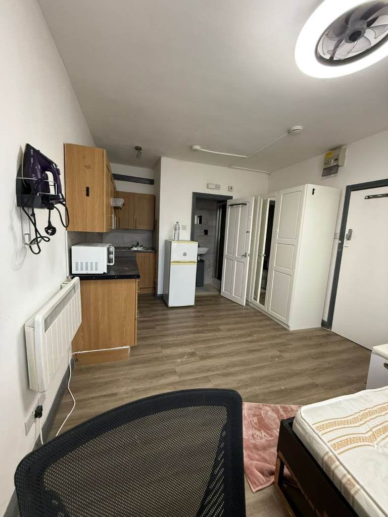 Room Elmsworth Avenue in Greater London