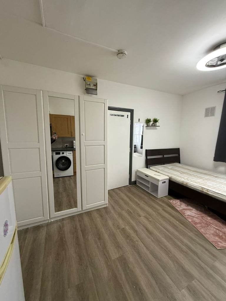 Room Elmsworth Avenue in Greater London