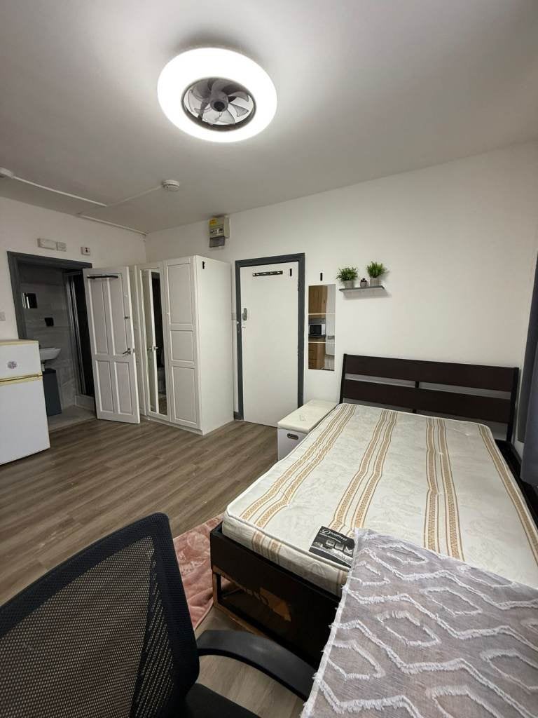 Room Elmsworth Avenue in Greater London