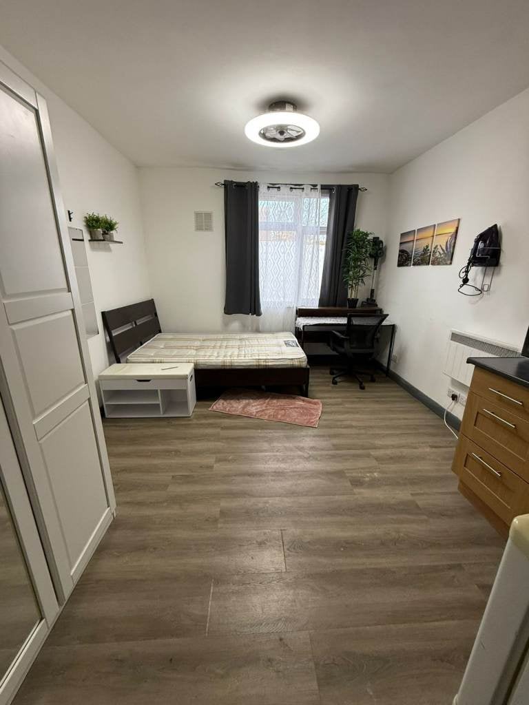 Room Elmsworth Avenue in Greater London