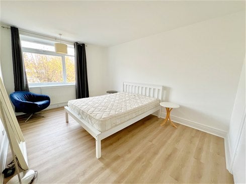 Flat Lambolle Road in Greater London