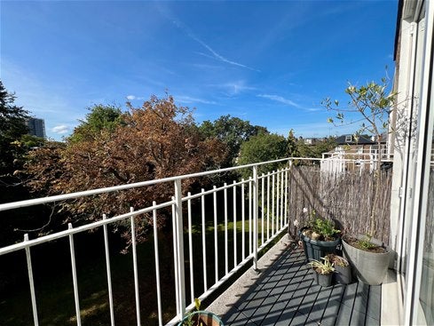 Flat Lambolle Road in Greater London