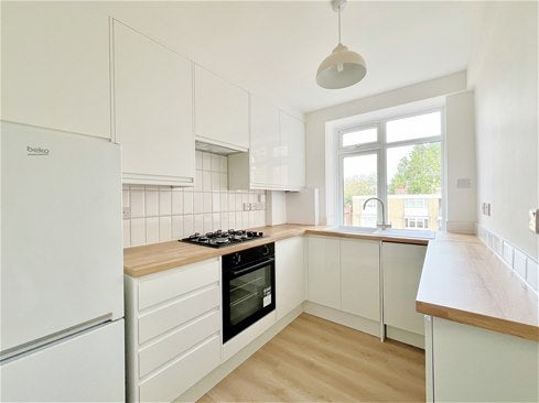 Flat Lambolle Road in Greater London