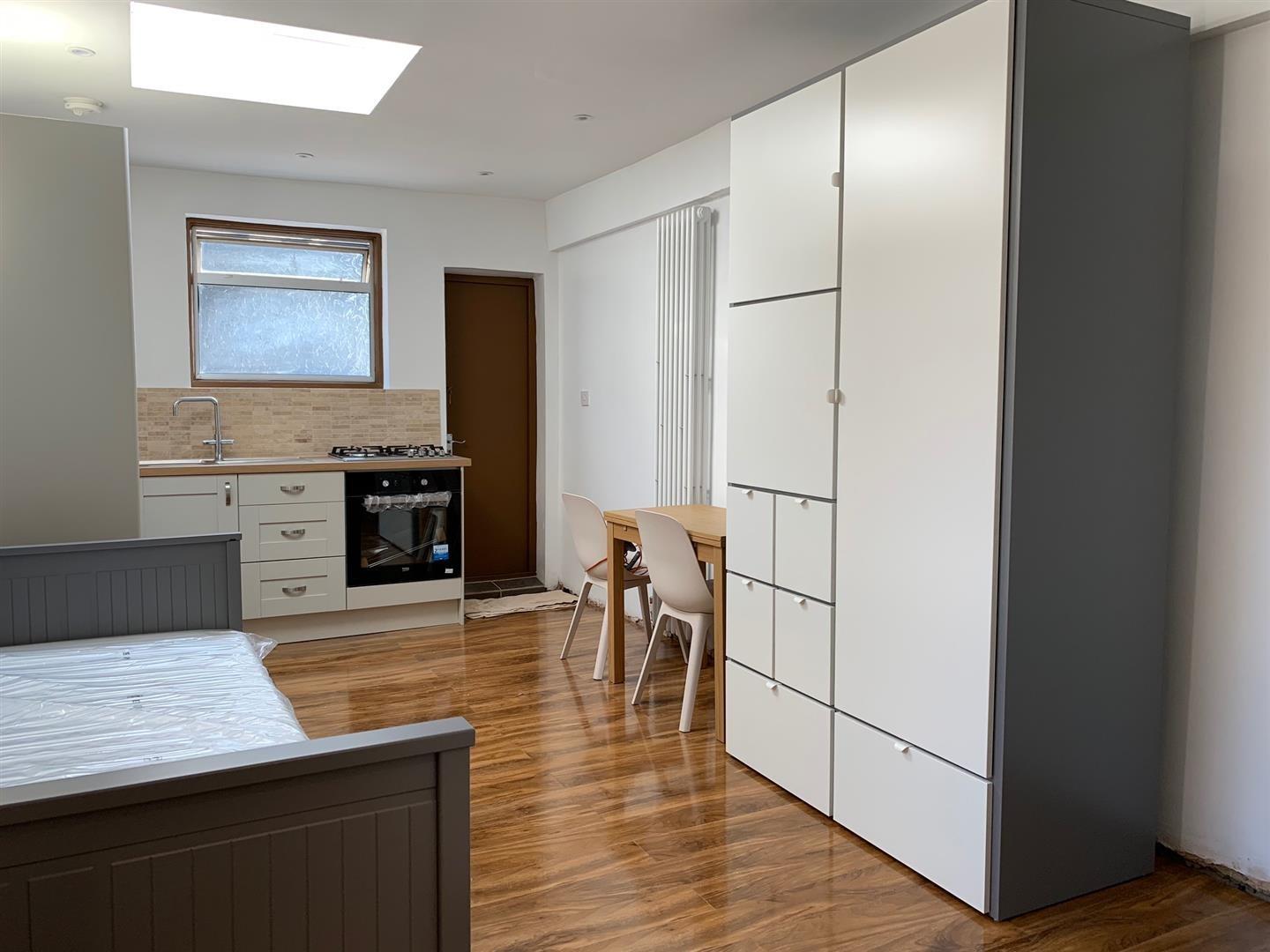 Flat Hanger Vale Lane in Greater London