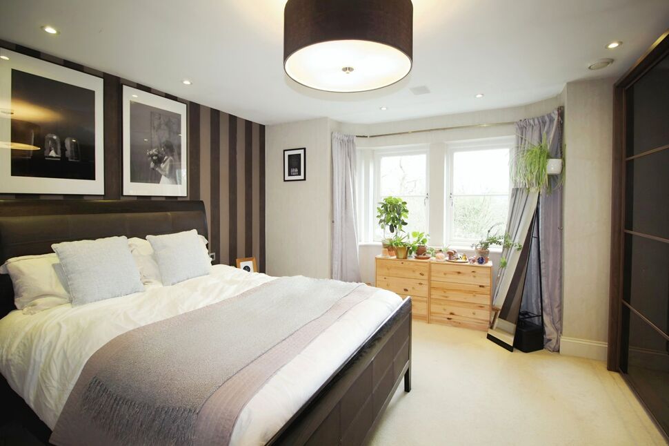 Flat Woodacre Crescent in Leeds