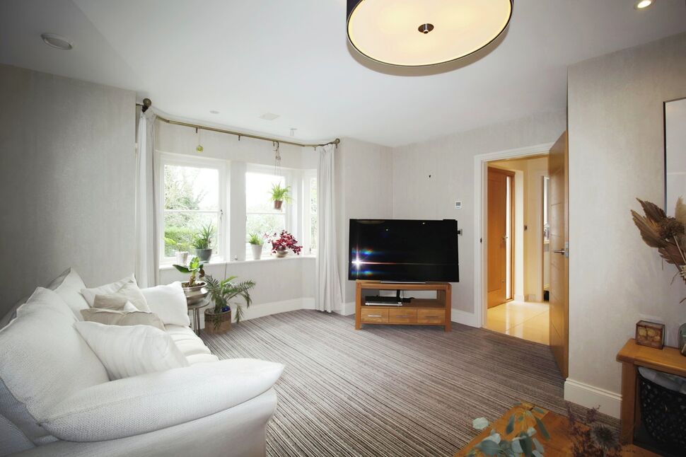 Flat Woodacre Crescent in Leeds