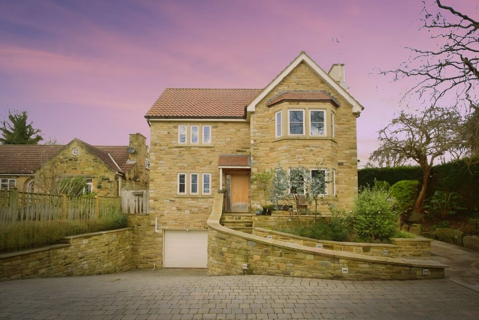 Flat Woodacre Crescent in Leeds