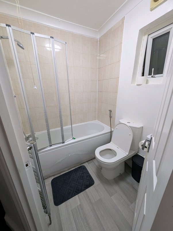Room Boundary Road in Greater London