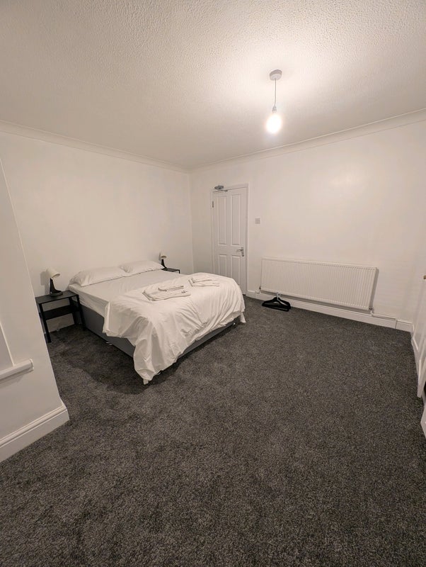 Room Boundary Road in Greater London