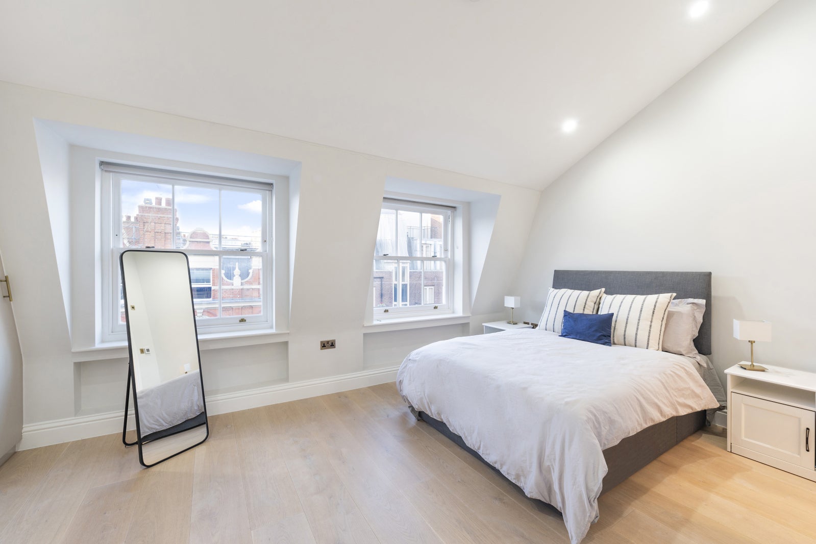 Flat Windmill Street in Greater London