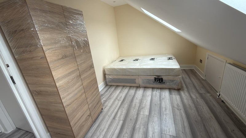 Room Lens Road in Greater London