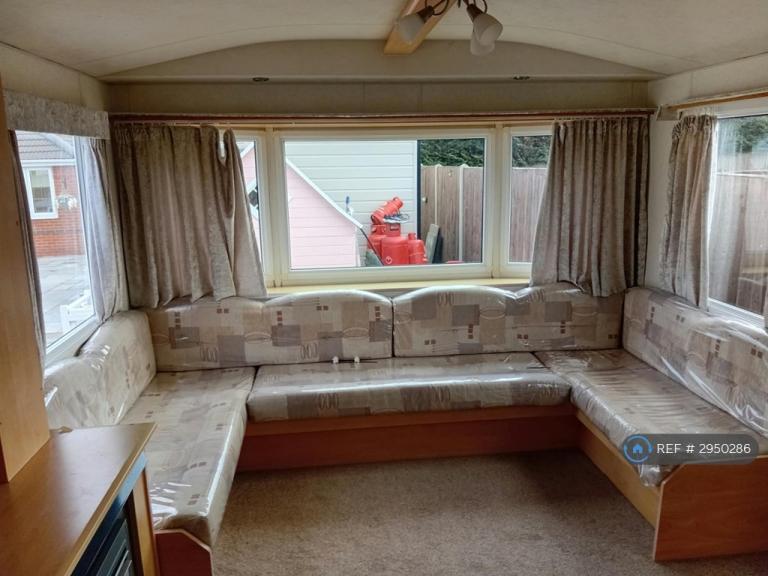 Flat Wrecclesham Hill in Waverley