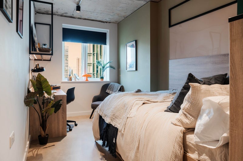 Room Avonmouth Street in Greater London