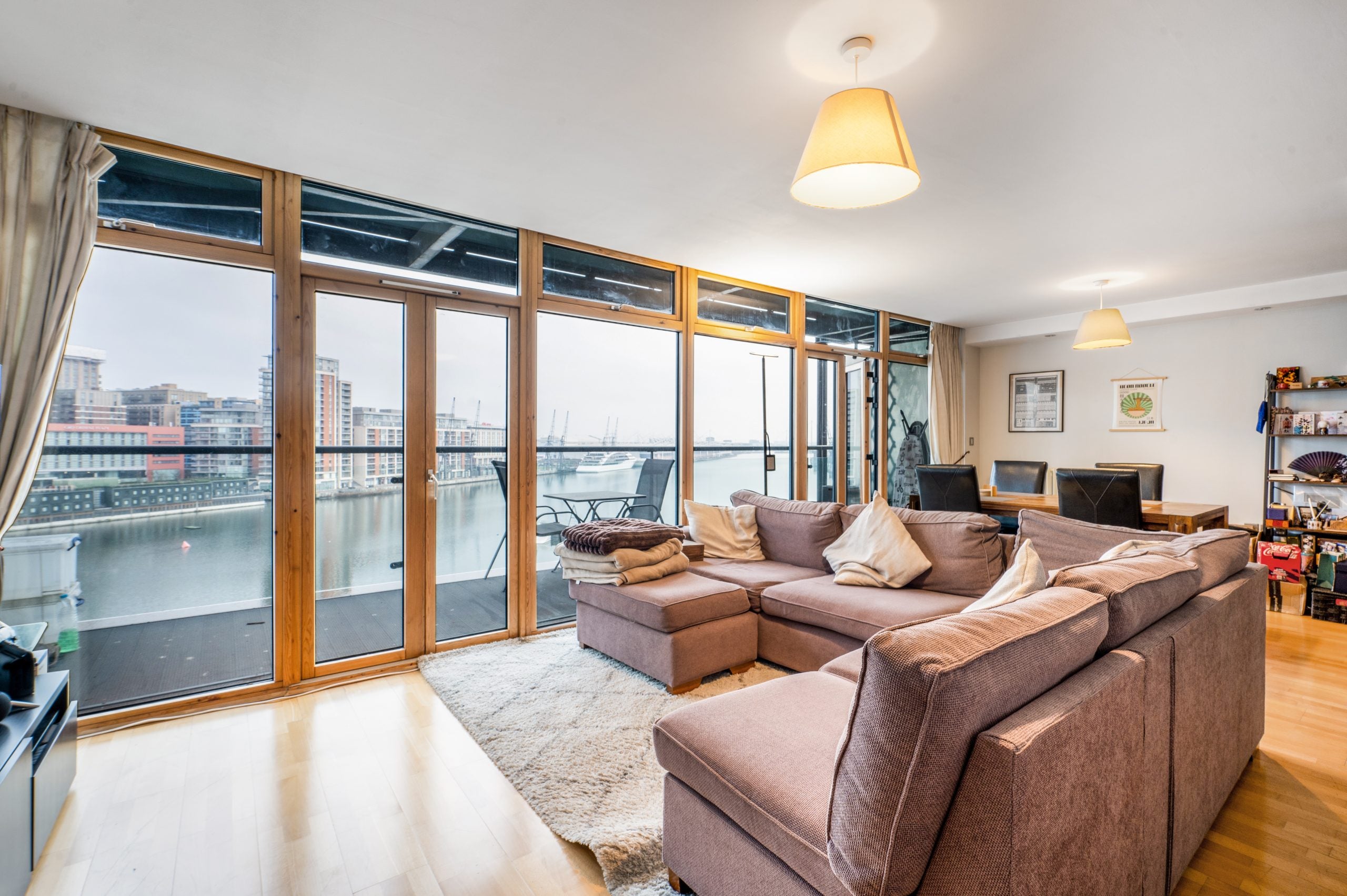 Flat Hanover Avenue in Greater London