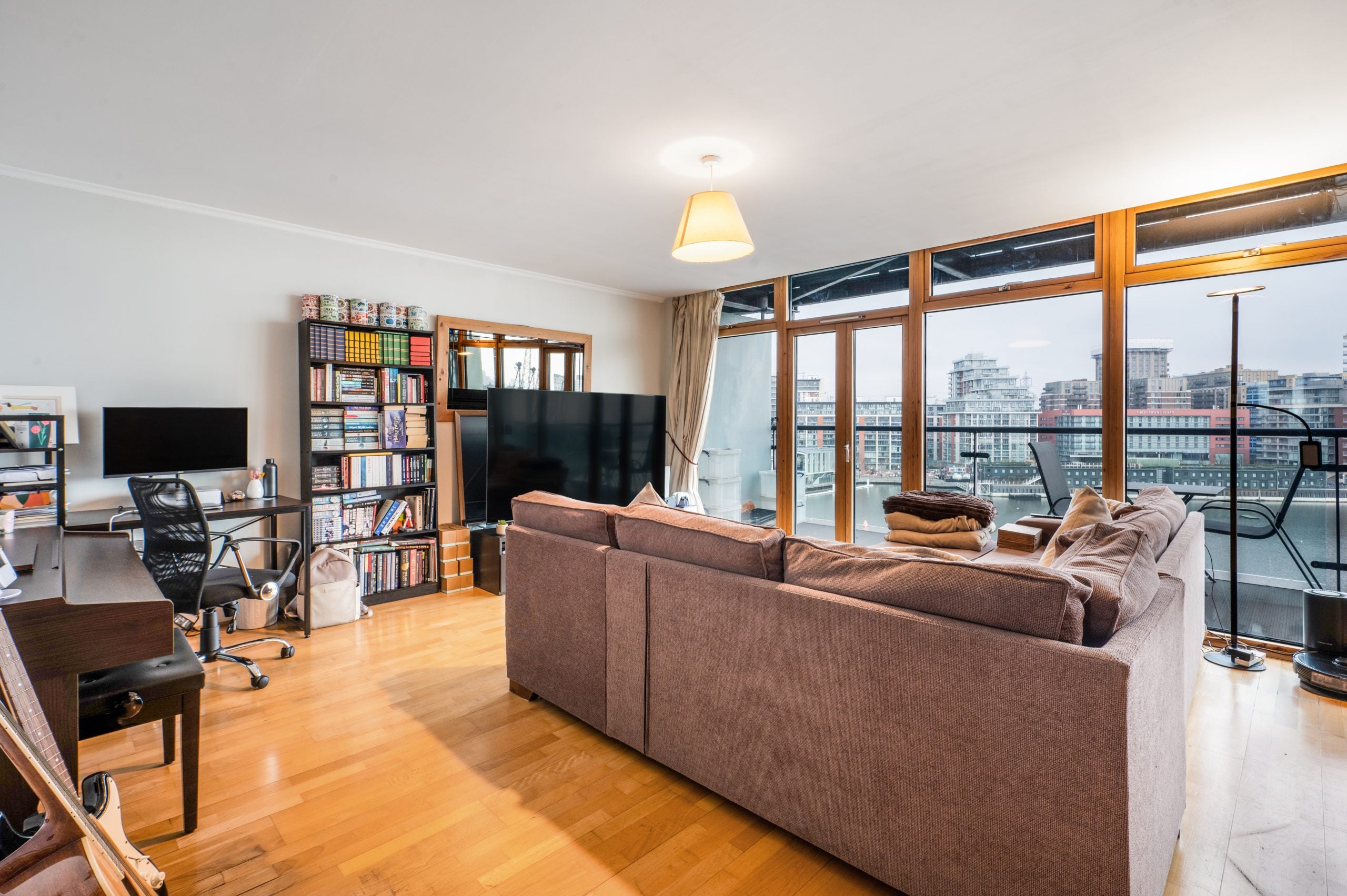 Flat Hanover Avenue in Greater London