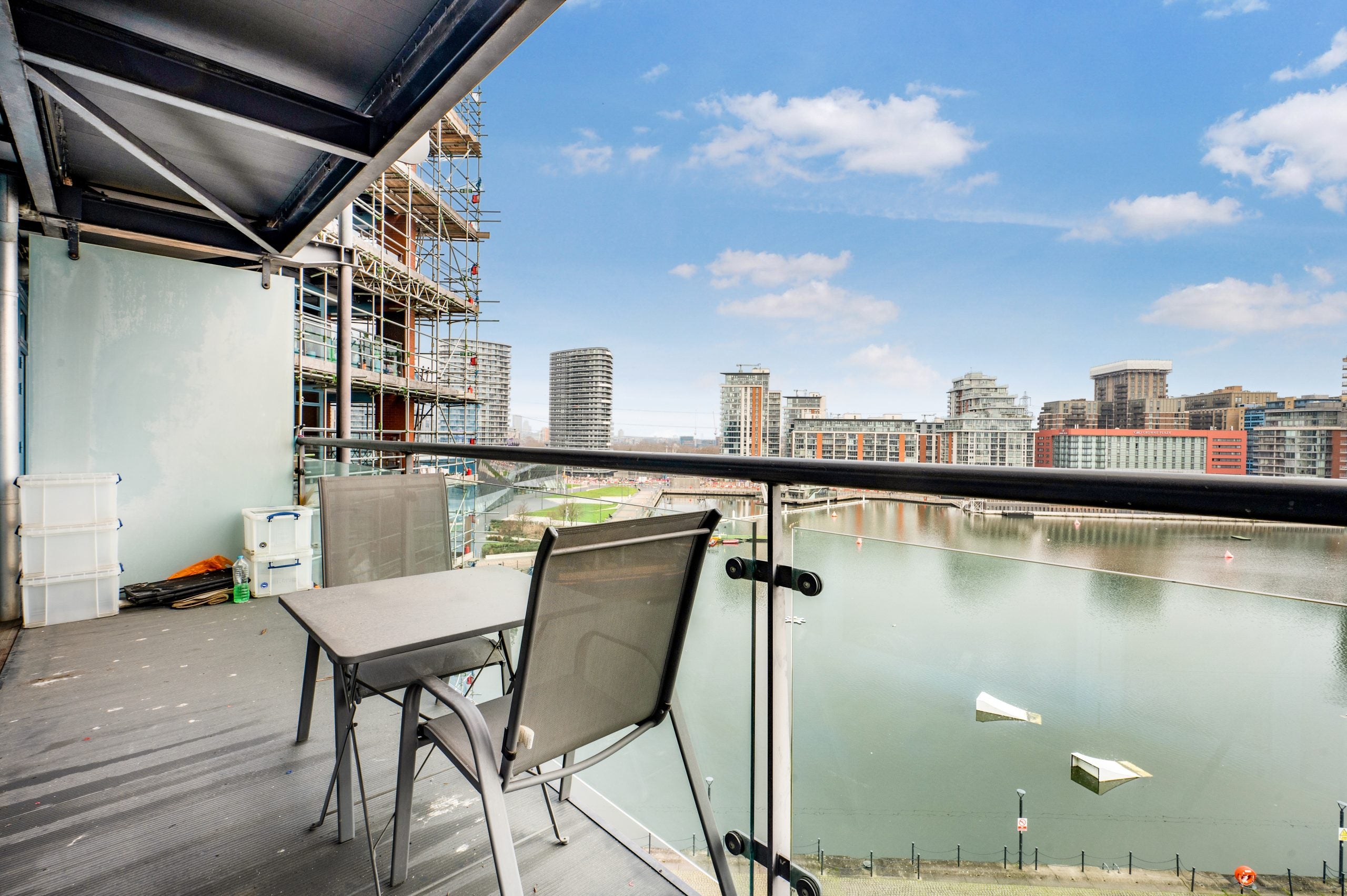 Flat Hanover Avenue in Greater London