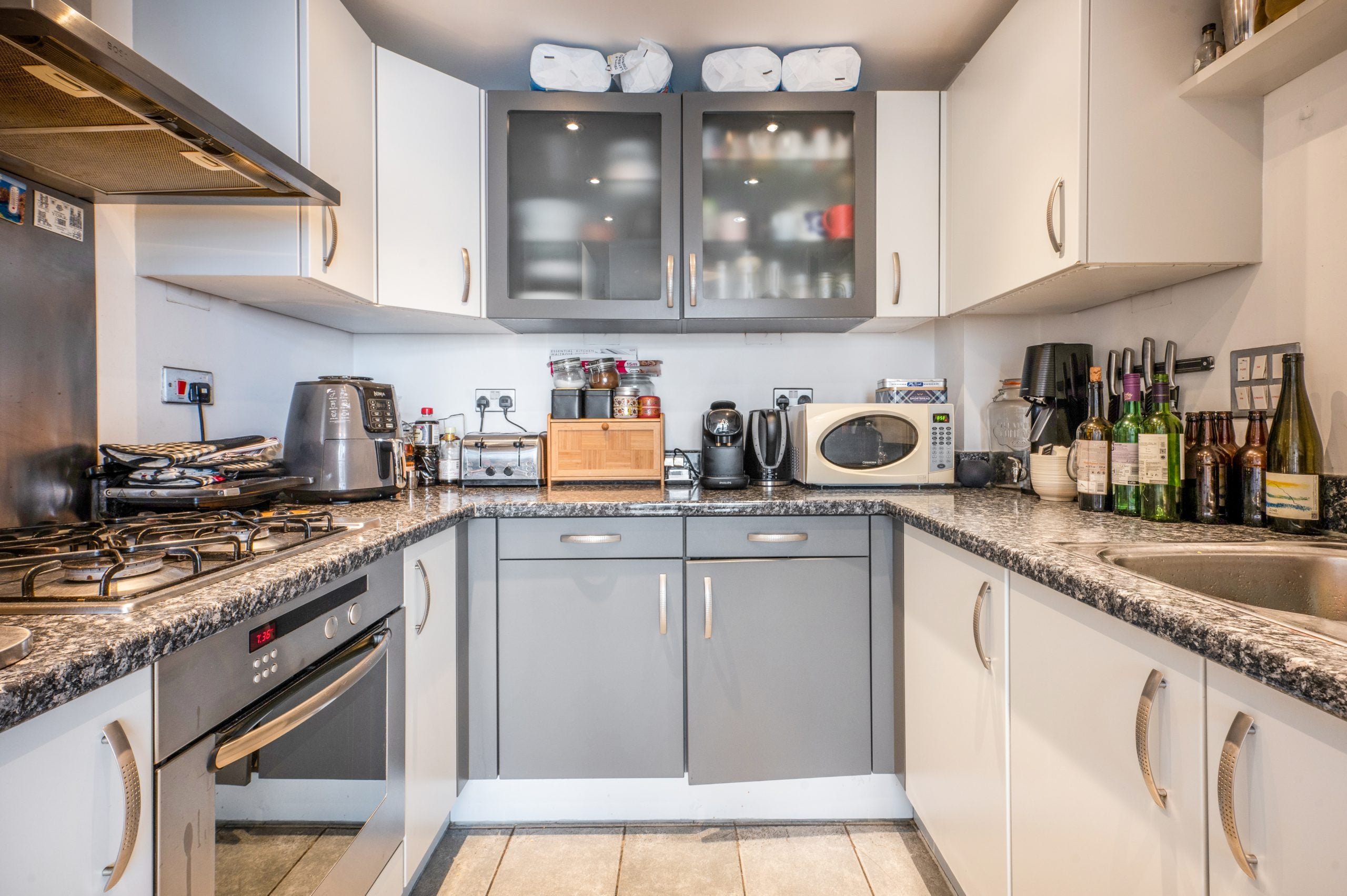 Flat Hanover Avenue in Greater London