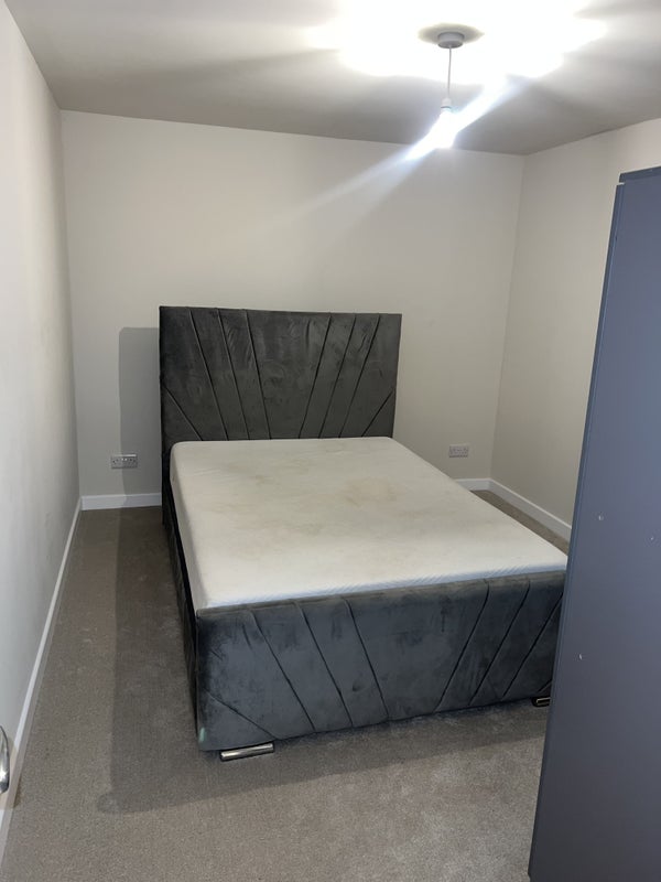 Room Shortwood Road in Bristol