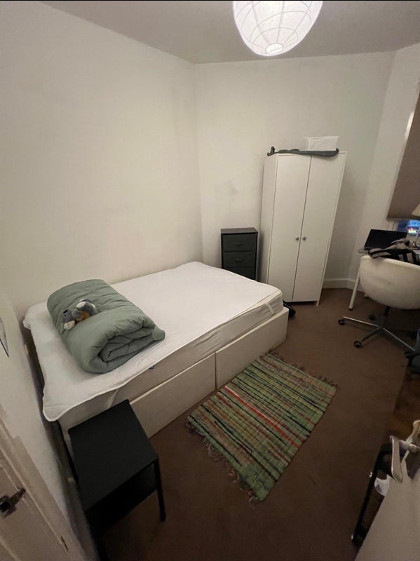 Room Topsham Road in Greater London