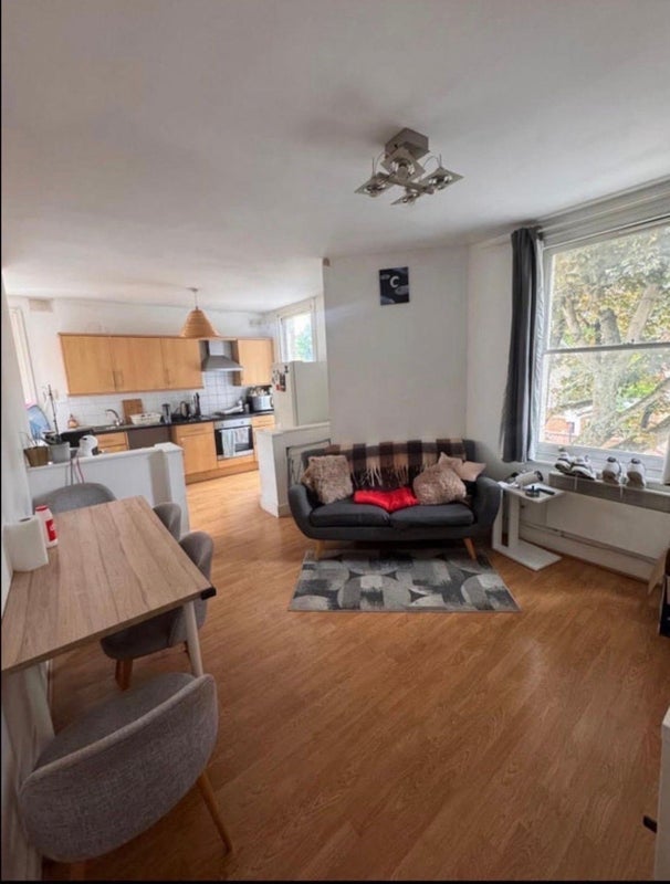 Room Topsham Road in Greater London